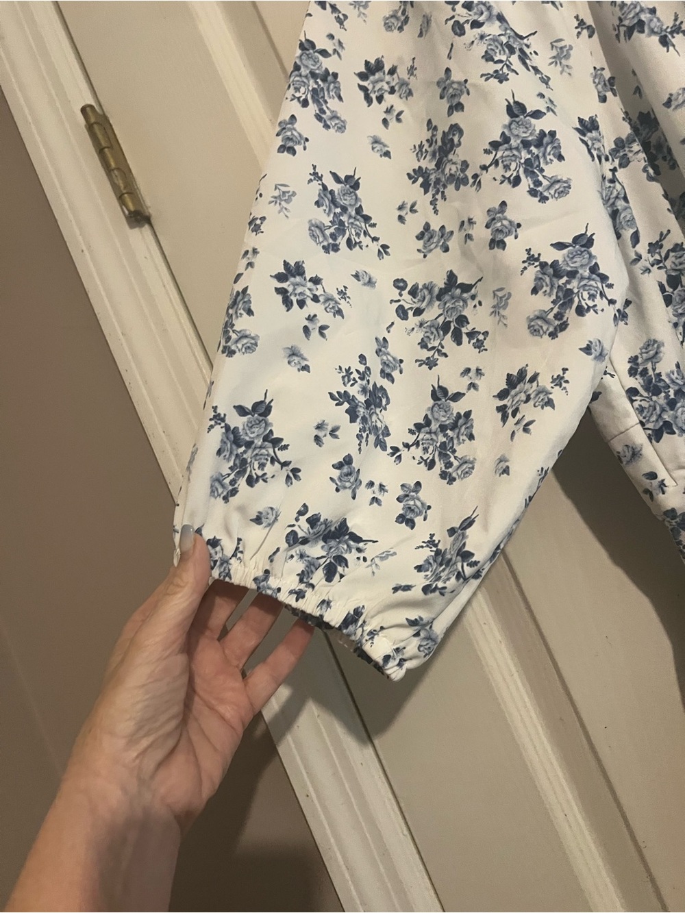 BloomChic White Dress with Blue Floral Print. Size 18/20. - Picture 4 of 10